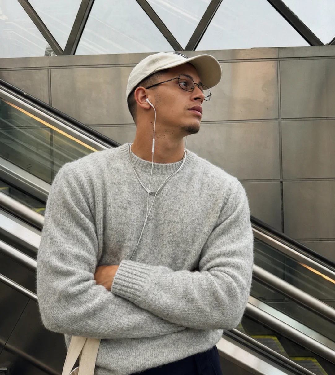 Breno Luis em uma estação, de braços cruzados