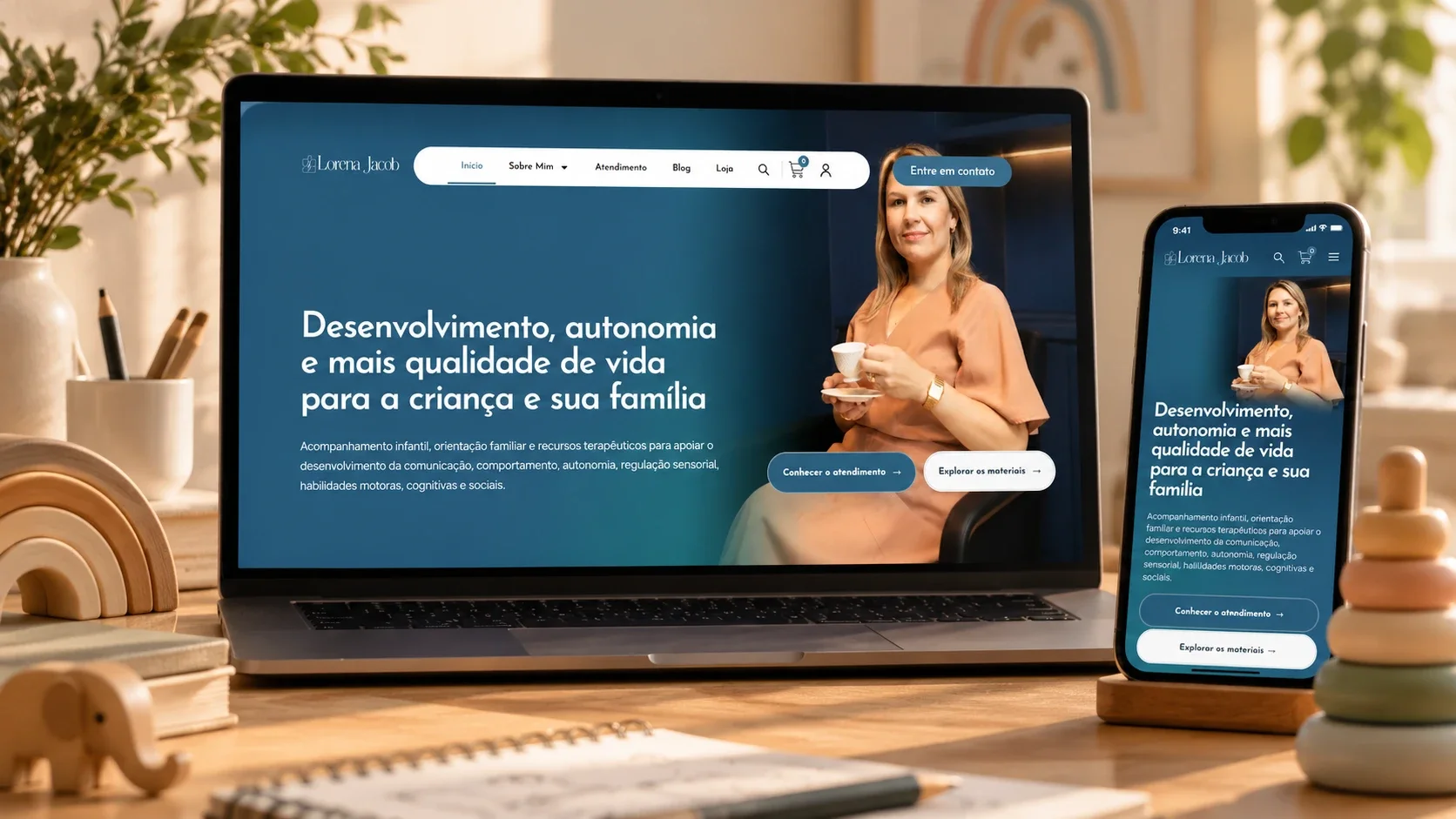 Site da terapeuta infantil Lorena Jacob, com loja de materiais, em azul petróleo no notebook e no celular
