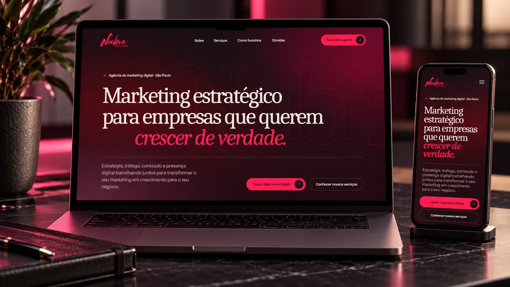 Site da agência de marketing digital Nubiz, em vinho e rosa com título em serifa, no notebook e no celular